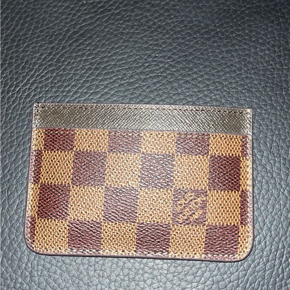 Louis Vuitton Card Holder with Distinctive Checkered Pattern - Picture 5 of 6